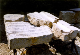 fragment ~ 1992 ~ opuka, elezo ~ 190 cm